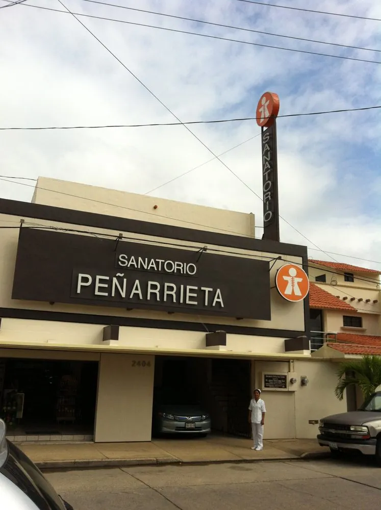 Fachada del Sanatorio Peñarrieta, hospital en la calle Justo Sierra, colonia Playa Sol, Coatzacoalcos